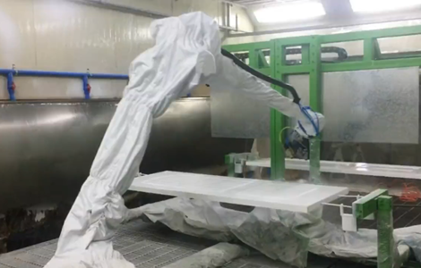 How is the paint flow rate of the spraying robot calculated?